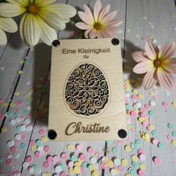 Preview: Holzkarte zu Ostern: Stilvolle Geldgeschenke personalisiert mit Namen – Die perfekte Geschenkidee für deine Liebsten!